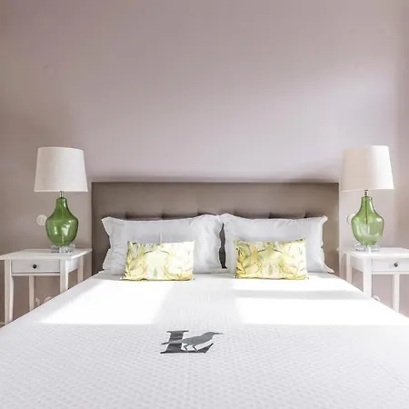 Appartement Plum Guide - Pen & Parchment *