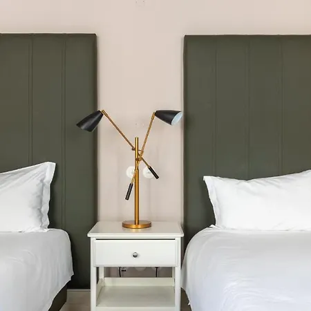 Plum Guide - Pen & Parchment * Lissabon